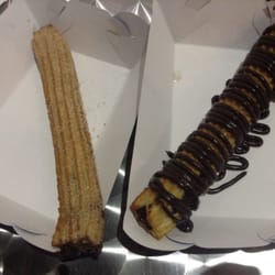 Churro cubierto con chocolate y churro cubierto con canela y azúcar