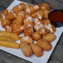 Stop by Off The Wall for weekday happy hour in Coconut Creek, FL. Enjoy $5.95 bites, $4.95 draft beer pints, and house wines, plus arcade.