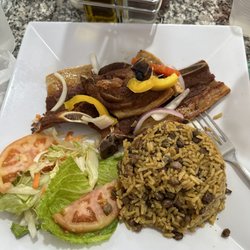 Cafeteria Quisqueya - Chuleta Frita Can Can con arroz con gandules.