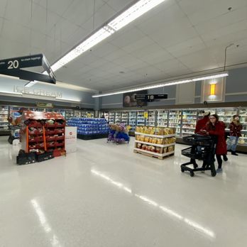 Metro Market - people shopping in a grocery store - Grocery Near Me - Green Bay, Wisconsin Metro Market - people shopping in a grocery store - Grocery Near Me - Green Bay, Wisconsin