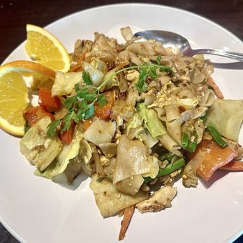Chetuphon Thai Bistro - Drunken Noodles - substituted chicken for the beef - Thai Near Me - Napa, California