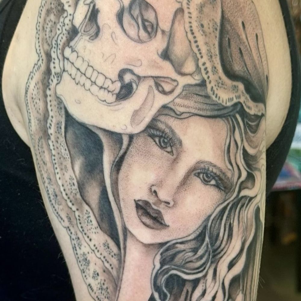 geisha with half skull for a face looking into a mirror | DYEPACT, image size:1000x1000