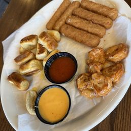 Appetizer sampler with pretzel bites subbed for jalapeño poppers