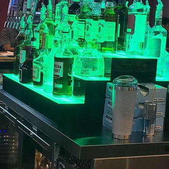 Hooters - Great bar area. - American Near Me - Odessa, Florida