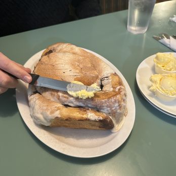 Bee Gee's Diner - Cinnamon roll diiiii - Diners Near Me - Rogue River, Oregon