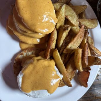 GARAGE Kitchen + Bar - Eggs Benedict with potatoes - Breakfast & Brunch Near Me - San Diego, California