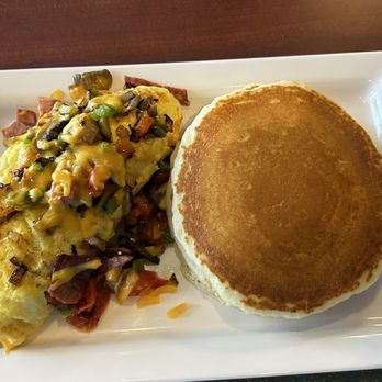 Golden Pancake - Ultimate Omelette - American Near Me - St Louis, Missouri