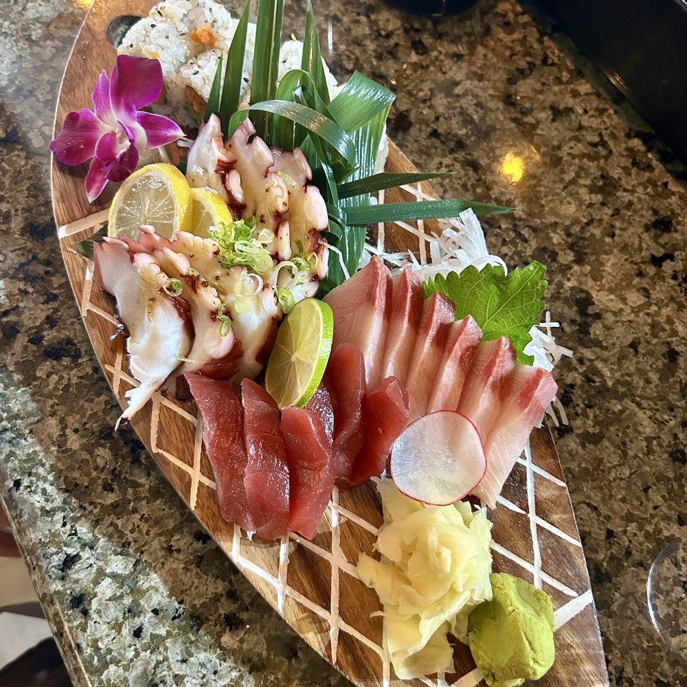Tuna roll and sashimi