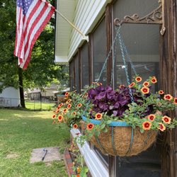 Hanna's Garden Shop - Flowers from Hannah's!