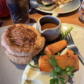 Doggett's Coat and Badge - Chicken & mushroom pie - Pubs Near Me - London, XGL