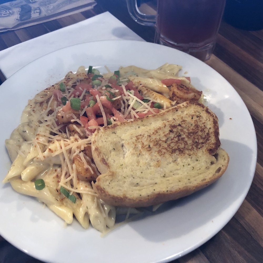 Chili's - Cajun shrimp pasta with toast - American Near Me - Midvale, Utah Chili's - Cajun shrimp pasta with toast - American Near Me - Midvale, Utah