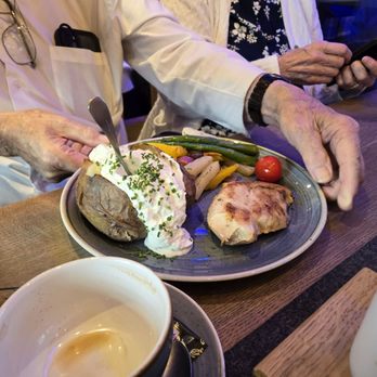 Maximilians - Chicken breast with potatoes and veggies - German Near Me - Berlin, BE