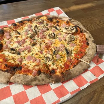 Silly Goose Bar N Grill - Any of the pizzas will be fantastic - hours was mushroom and ham and cheese - so good - Salad Near Me - Kingfield, Maine Silly Goose Bar N Grill - Any of the pizzas will be fantastic - hours was mushroom and ham and cheese - so good - Salad Near Me - Kingfield, Maine