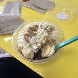 Açaí base, bananas, almonds and peanut butter Açaí base, bananas, almonds and peanut butter