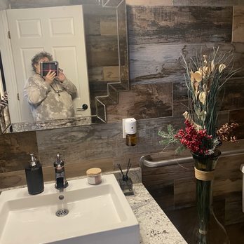 Yaz's Table - Bathroom in the restaurant Beautiful - Breakfast & Brunch Near Me - Abington, Massachusetts Yaz's Table - Bathroom in the restaurant Beautiful - Breakfast & Brunch Near Me - Abington, Massachusetts