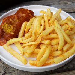 Strandcafé Silbermöwe - Currywurst mit Pommes