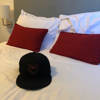 Atterdag Inn - Beds are beautiful and white and clean the restroom is beautiful clean and also white wish they were bigger but just here to sleep - Hotels Near Me - Solvang, California