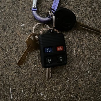 Car Key Destination - Key fob and key to the car - Keys & Locksmiths Near Me