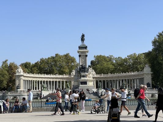 Great Pond of El Retiro by null