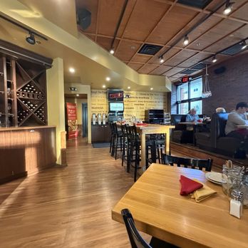 Crushed Red - Dining area - New American Near Me - Kirkwood, Missouri