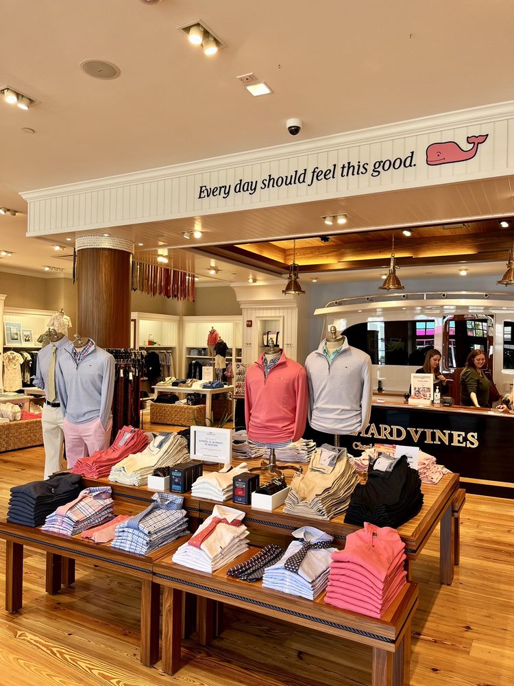 VINEYARD VINES 2035 Bond St, Charlottesville, Virginia Men's