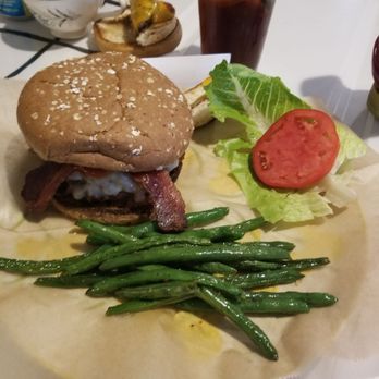 3 Keys Brewing - Hamburger with maple bacon - Breweries Near Me - Bradenton, Florida