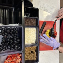 Smoothie King - Smoothie bowl in progress