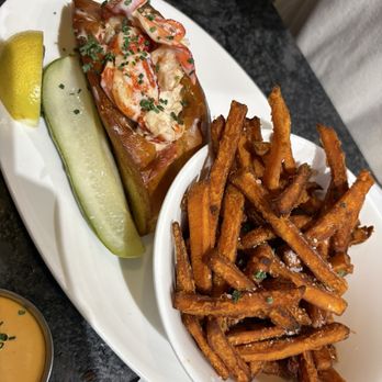 Slapfish - Traditional Lobster Roll Sweet Potato Fries - Seafood Near Me - Indianapolis, Indiana