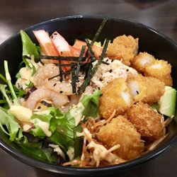 Poke bowl aux crevettes et crabes