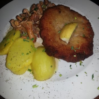 Mezzo - Schnitzel, Pfifferlinge und Lauchkartoffeln - German Near Me - Mahlow, BB Mezzo - Schnitzel, Pfifferlinge und Lauchkartoffeln - German Near Me - Mahlow, BB