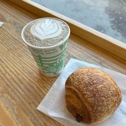 Little Sister Coffee Maker - Hojicha latte and pain au chocolat