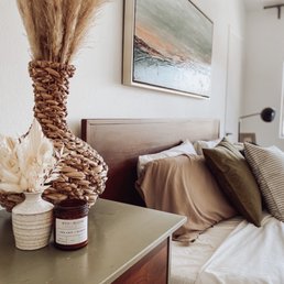 Brooklyn's white dried arrangement and also one of her mini vases! Brooklyn's white dried arrangement and also one of her mini vases!
