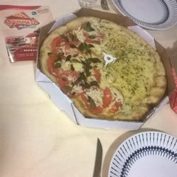 Mamma Di Delivery - Metade Marguerita - com manjericões de verdade - e metade 3 queijos