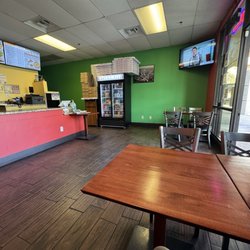 Giant New York Pizza - Inside - seating
