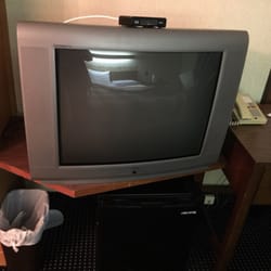 Mariner Motor Hotel - Old TV with Cisco DTA50 box connected, small fridge underneath. Desk and phone to the right.