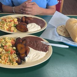 Pupuseria Dona Azucena - Desayuno Típico (Scrambled Eggs with veggies)