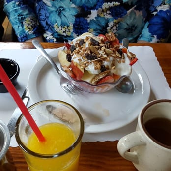 Restaurante Chicho's - Fruit bowl with yogurt and granola - Mexican Near Me - Tijuana, BCN
