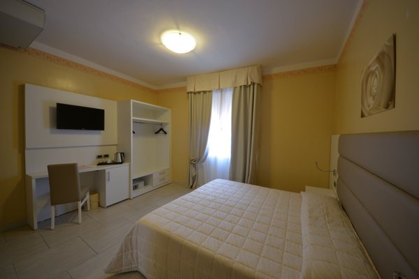 Hotel University by null