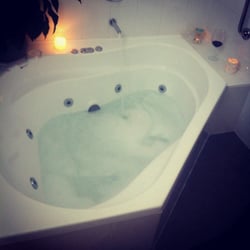 Treetops Bed & Breakfast - The awesome luxury spa bath