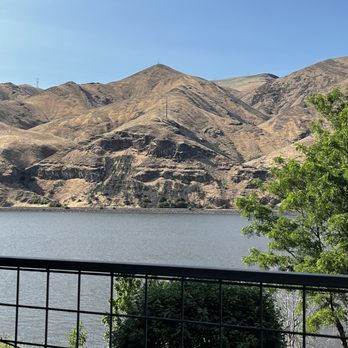 Rooster's Waterfront Restaurant - American Near Me - Clarkston, Washington