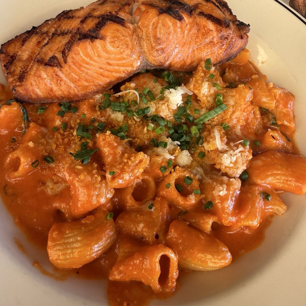Laurel Grill - Spicy vodka with salmon - American Near Me - Culver City, California Laurel Grill - Spicy vodka with salmon - American Near Me - Culver City, California