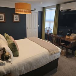 The White Star Tavern - Even nicer room