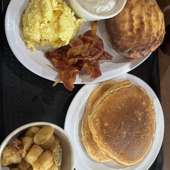 Dottie's Kitchen - Eggs, gravy, cat head biscuit, bacon, potatoes, pancakes - Breakfast & Brunch Near Me - Helen, Georgia