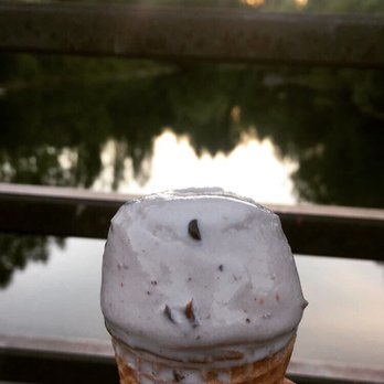 Sweet Peaks - Malted vanilla with cocoa nibs - Ice Cream & Frozen Yogurt Near Me - Whitefish, Montana