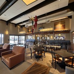 Outlets North Phoenix - Food court seating