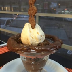 Braunys Café - Taça de brownie com brigadeiro, creme de morango e sorvete