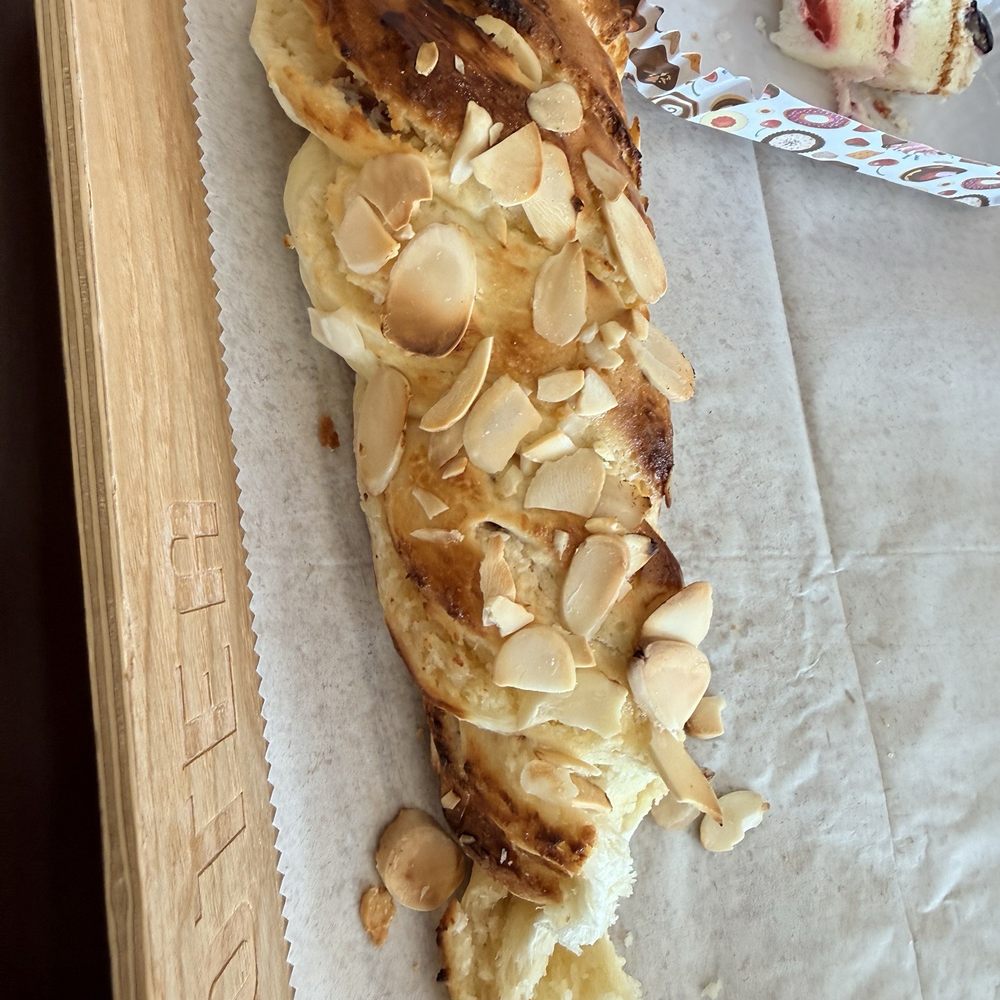 Brecotea - Almond & cranberry pastry - Bubble Tea Near Me - Midlothian, Virginia