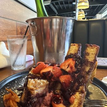 Toast  Downey - This isn't French toast but whatever, you can see the French toast is still bready and dry inside there which mean it wasn't dipped - Breakfast & Brunch Near Me - Downey, California
