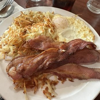 C and T's Restaurant - 2 Over Medium Eggs, Bacon and Hashbrowns - Breakfast & Brunch Near Me - Pollock Pines, California