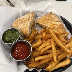Mi Amiche - CHICKEN PESTO PANINI